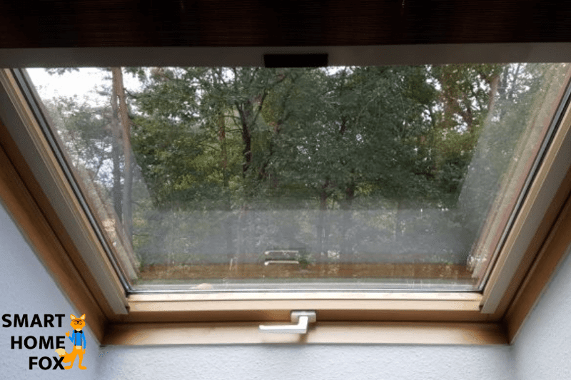 Man sieht ein schräges Dachfenster.